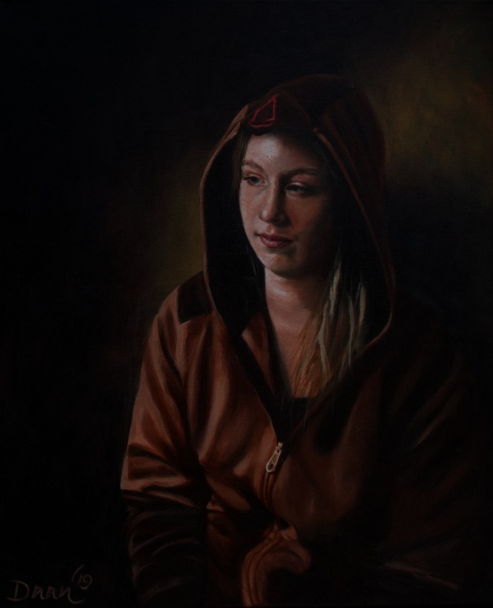Rosa in hoodie